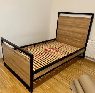 Zakázková postel Postel má moderní design, masivní dubové výplně a pevný kovový rám bez viditelných šroubových spojů. 💛...