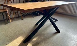 Jídelní stůl LUX🤍 Je nadčasový, masivní. Hodí se do každého interiéru. Stůl má masivní dubovou desku o tl. 40mm, stylovou...